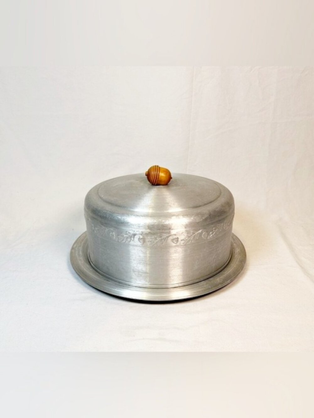 Vintage 1950s West Bend Stamped Acorn Leaf Motif Round Aluminum Cake Carrier